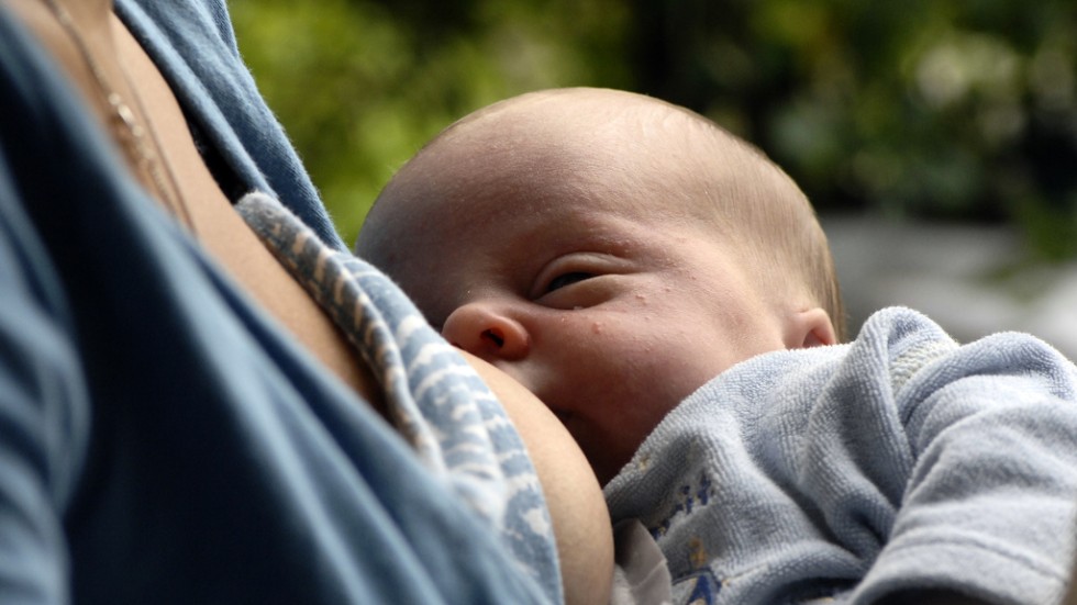 PFAS finns i bröstmjölk och påverkar oss redan på fosterstadiet, skriver artikelförfattarna.