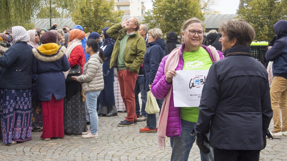 Ulrika Knutsson klimatprotesterar tillsammans med andra lärare och elever från Åsa folkhögskola.