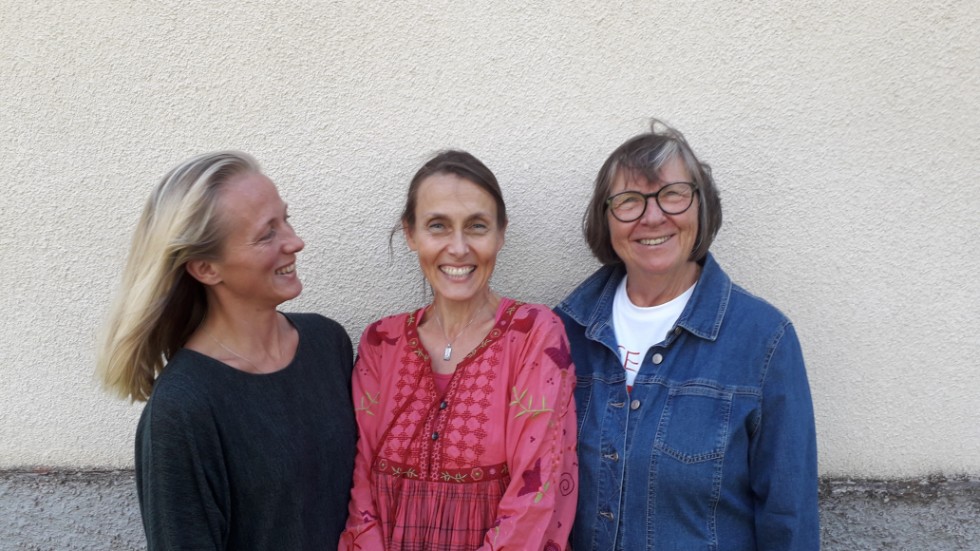 Från vänster: Sofie Jorsell (körens ordförande), Beatrice Paping (körledare) och Siv Leo som varit med i 48 år.