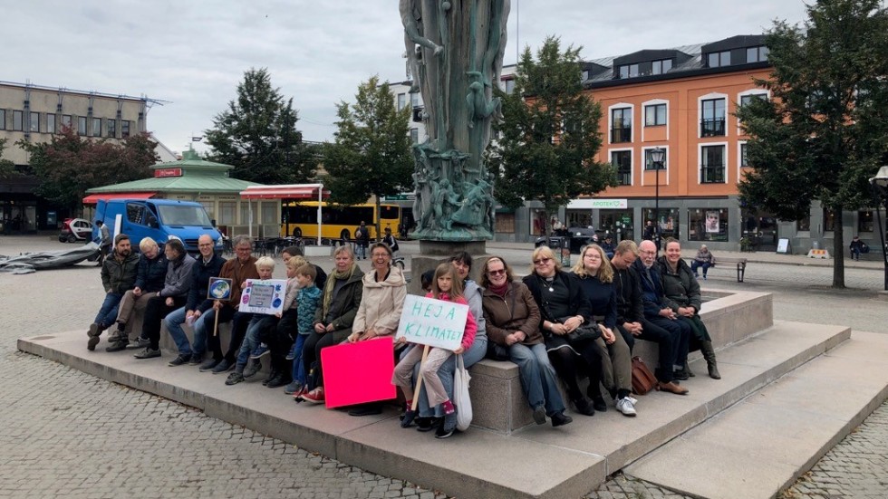 Ett 20-tal Enköpingsbor deltog i den globala manifestationen Fridays for future på fredagseftermiddagen.