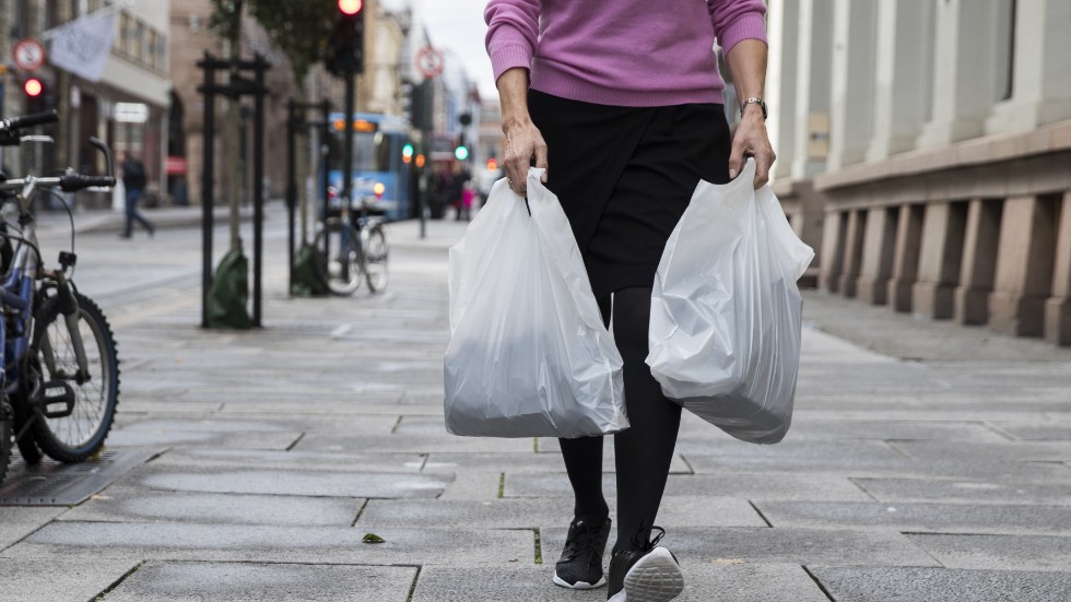 En skatt på plastbärkassar på tre kronor kommer att leda till att människor använder sina plastpåsar fler gånger menar Miljöpartiet.