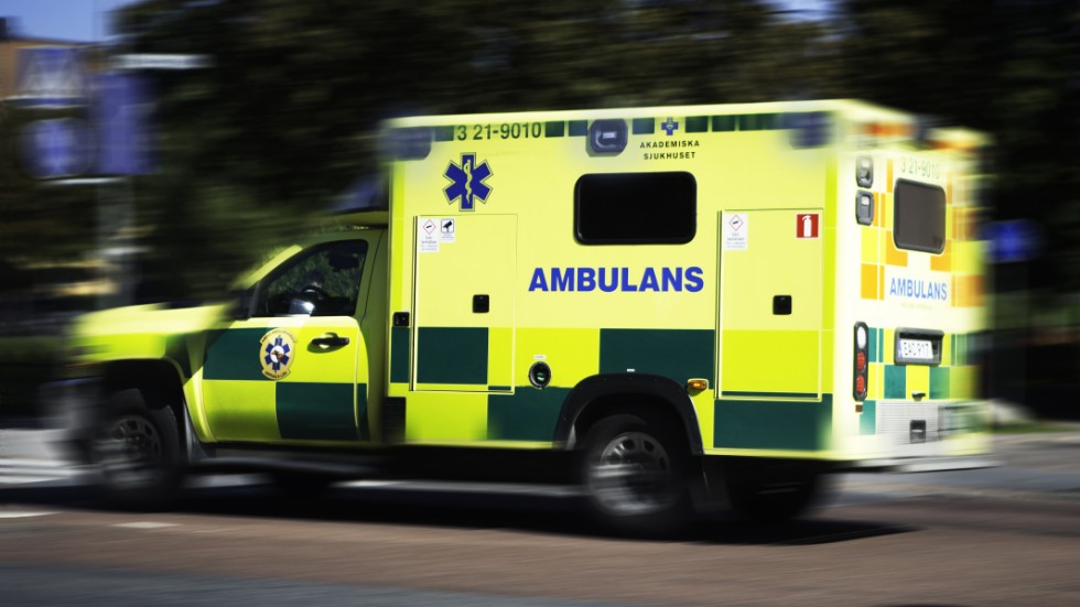 En ambulans fick tillkallas efter att en cyklist blivit påkörd på Flogstavägen på onsdagsmorgonen.