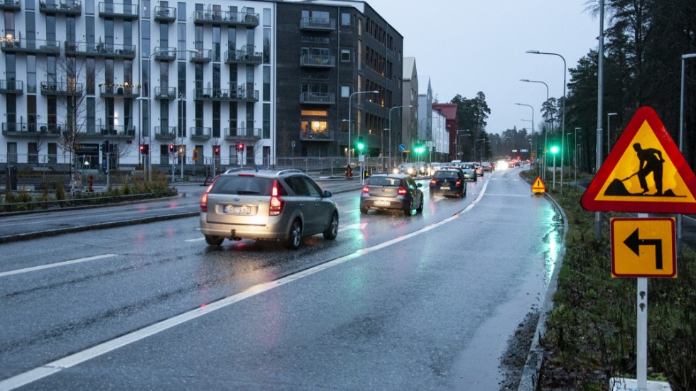 Trafikljusen visar grönt för svängande bilar, även när det inte är några bilar som ska svänga. Nu ska sensorerna justeras.