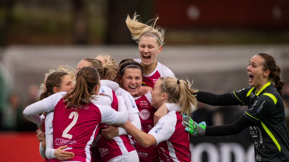 Vilt jubel i IK Uppsala när laget, Sara Olai högst på bilden, har gjort mål mot Hammarby på Kanalplan. Uppsalalaget spelar allsvenskt 2020 och får byta upp sig till en större arena.