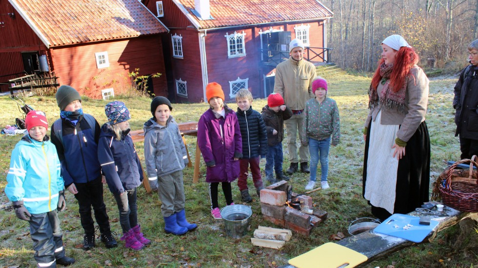 Julia Johansson från Västerviks museum visar barnen hur de gör egna tennfigurer.