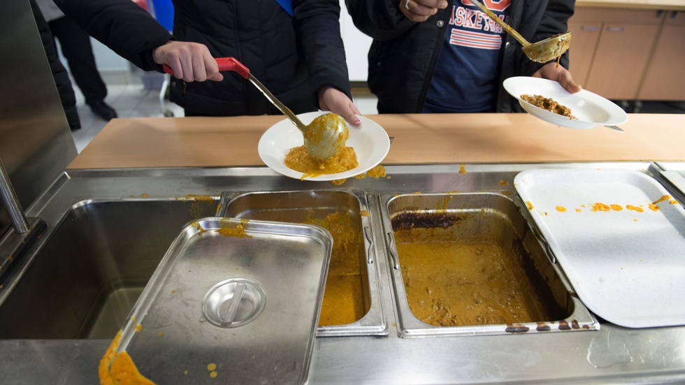Gnestavänstern vill minska matsvinnet i skolköken med hjälp av matlådor.