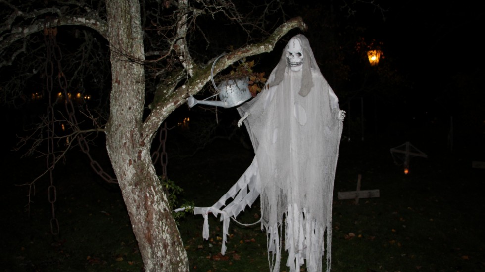 Det finns många spöken i trädgården hemma hos familjen Granström i Lindö.