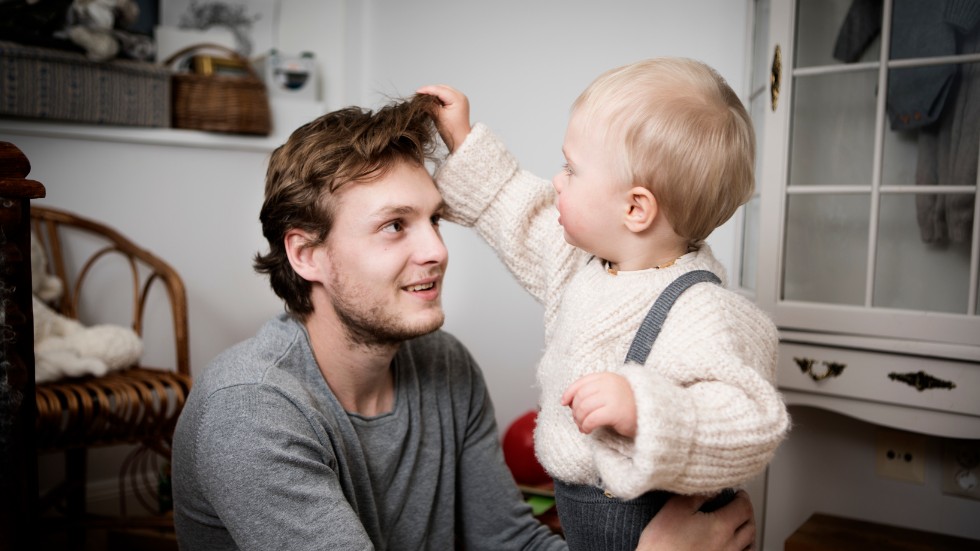 Visby IBK-spelaren Mattias Jansson med hjärtebarnet Albin. I dag är Albin som vilken kille som helst i samma ålder. 