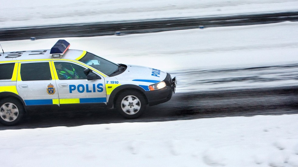 Polisbil på utryckning (Arkivbild).