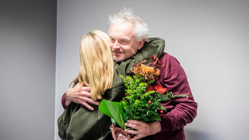 Magnus Ihreskog prisades med Guldkrattan 2019. Här kramas han om av Ulrica Fransson, utvecklingschef på Gotlands media. 