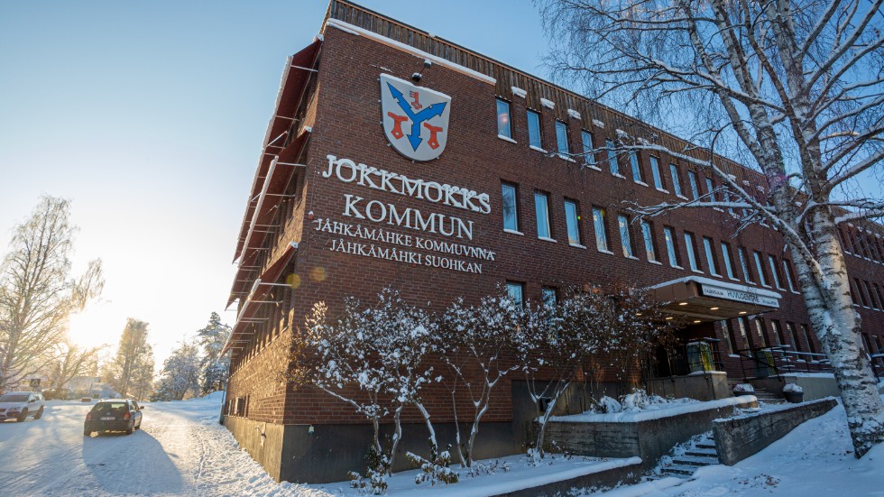 Under måndagens fullmäktige antog Jokkmokks kommun en budget för de kommande tre åren. Kommunen står inför tuffa besparingar.