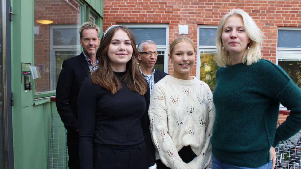 Elevkåren, här med Anna Holmberg, Olivia Öberg och Mathilda Särnehed tar över ansvaret för "Draget". Rektorerna Dan Forsberg och Odd Levinsson hoppas på att förtroendet förvaltas väl.