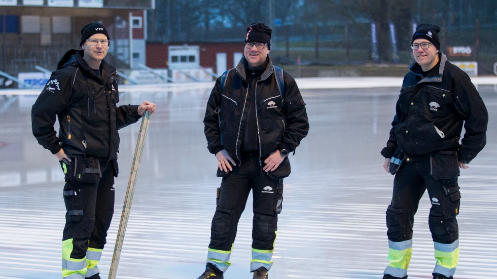 Arbetsledaren Patrik Widing och vaktmästarna Mikael Borup och Magnus Hermansson ändrar sina arbetsscheman i förhoppning om att kunna få isen spelbar till fredag då IFK har match mot Hammarby.