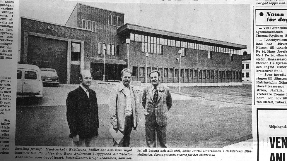 Samling framför Myntverket i Eskilstuna med tre personer som var delaktiga i bygget:  Rune Andersson, Helge Johansson och Bertil Henriksson.