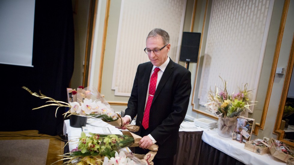 Mats Pettersson, vd för Hushållningssällskapet på Gotland, delade ut mängder av blommor och priser under årsmötet 2018.