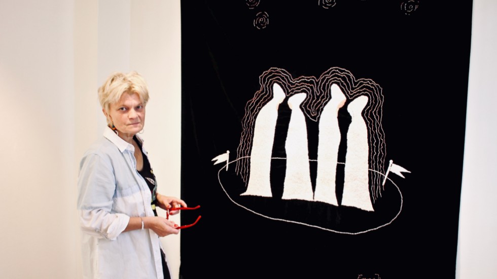 Emma Jönsson har börjat brodera i större format på sammet.Tusen och åter tusen stygn som beskriver flyktingströmmar och den lilla människan i verket "Mödrarna".