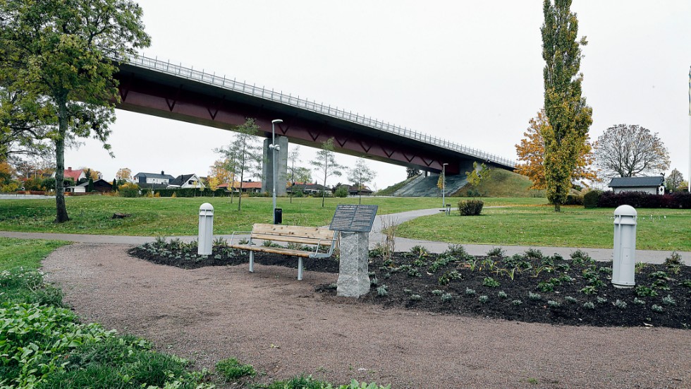 "Där vägar möts" - minnesplatsen över Eva Isaksson Ribers vid Motalabrons norra fäste. 