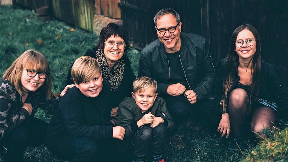 Maria och Mattias Johansson medverkar också tillsammans med barnen Filippa, Sixten, Axel och Jasmine.