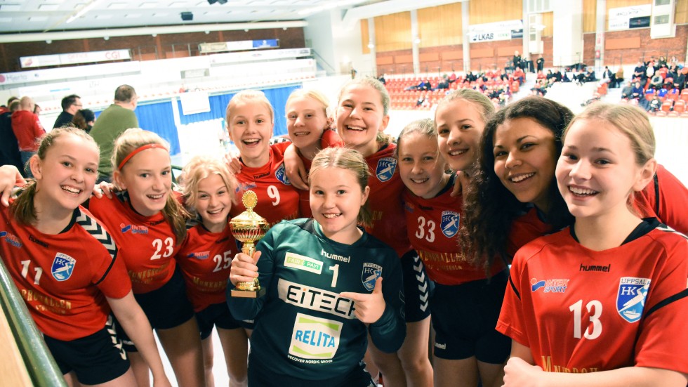 Flickor -06 åkte hela vägen från Uppsala till Kiruna för att vara med på Rallarcupen. "Det var så roligt förra året så vi ville komma tillbaka, säger Linnea Henriksson, lagkapten. 