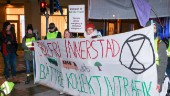 Klimataktivister spärrade av gata i Uppsala