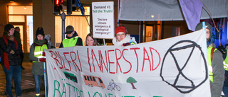 Klimataktivister spärrade av gata i Uppsala