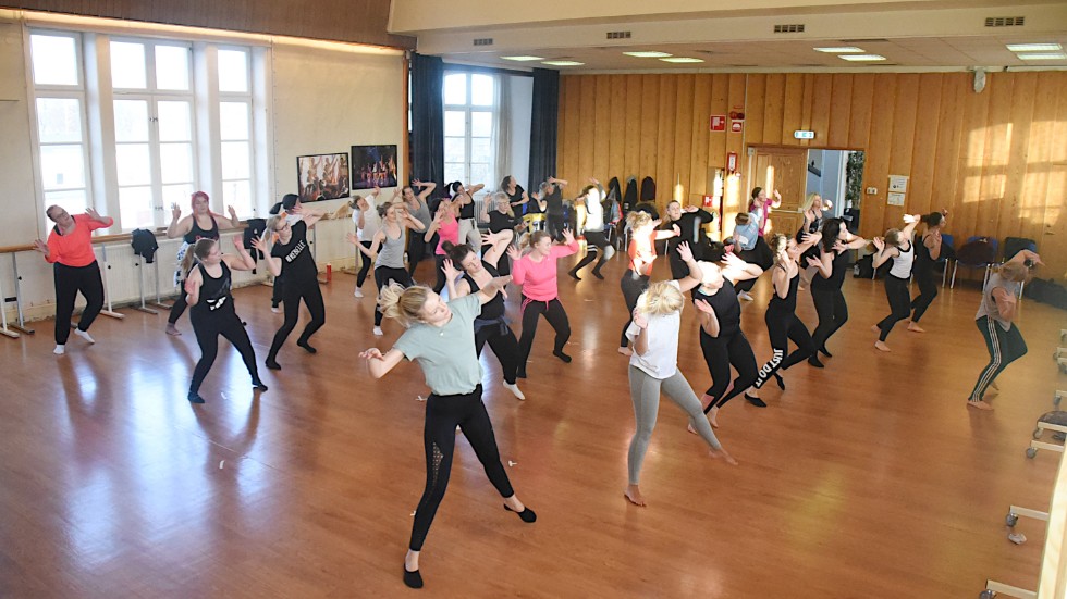 Ett drygt 30-tal personer var samlade i kulturskolans aula i lördags för att prova på olika danser.