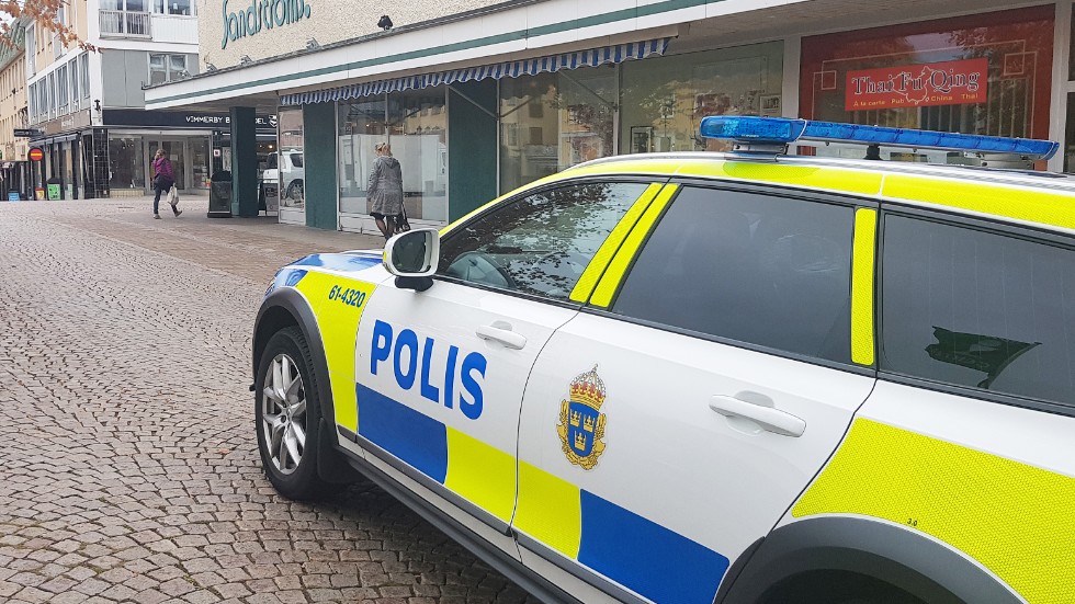 Polisen har fått flera anmälningar om krossade bilrutor och stulna GPS-utrustningar i Vimmerby under natten till tisdagen.