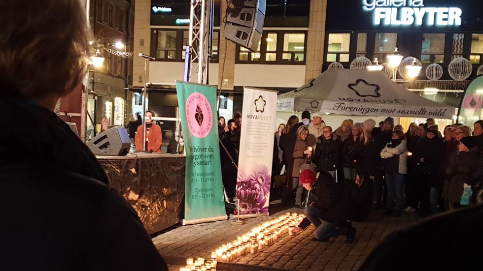 Linköpingsbor tände ljus för att visa stöd i kampen mot kvinnovåld.