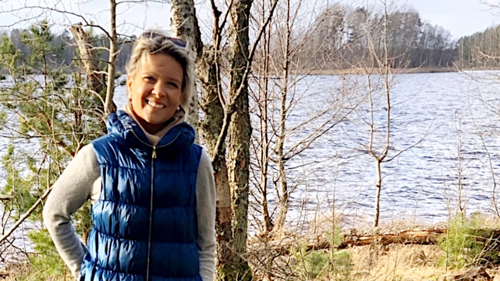 Det blir 100-150 meter till stranden, där det även blir en badplats och en gemensam brygga, säger markägaren Karin Andersson som exploaterar ett område med åtta villatomter i sjönära läge vid Krön norr om Vimmerby.
