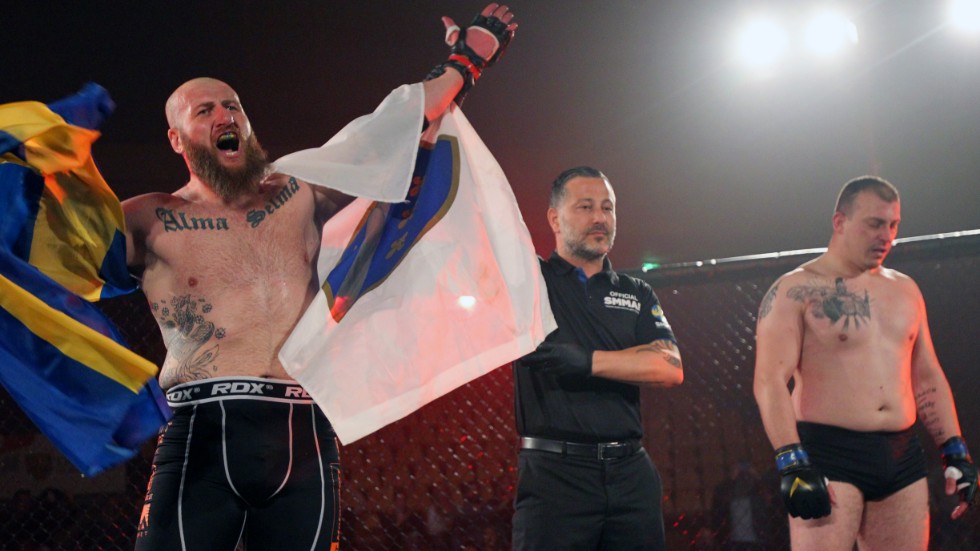 Irman Smajic hoppas få till sin tredje proffsfight snart. På bilden har han precis vunnit sin andra på en MMA-gala i Linköping.