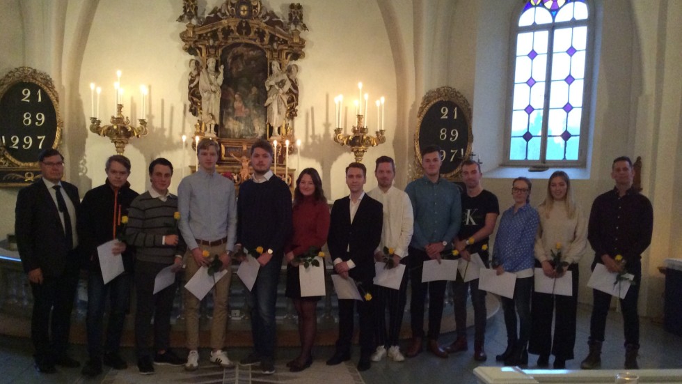Alla stipendiaterna i Östr Husby tillsammans med utdelaren Anders Carlsson, till vänster.