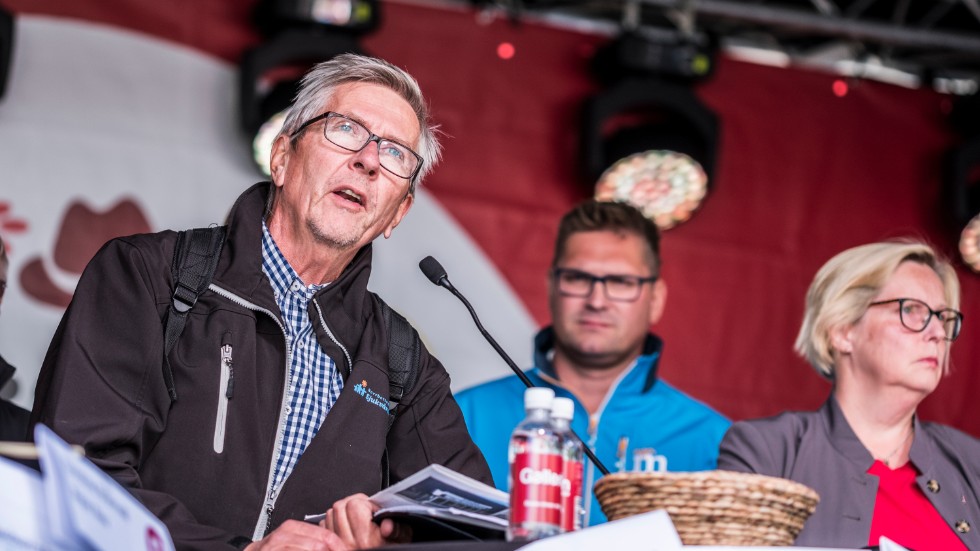 Dick Vånsjö, Sjukvårdspartiet, avsäger sig posten som förste vice ordförande i kommunstyrelsen samt platsen i arbetsutskottet. 