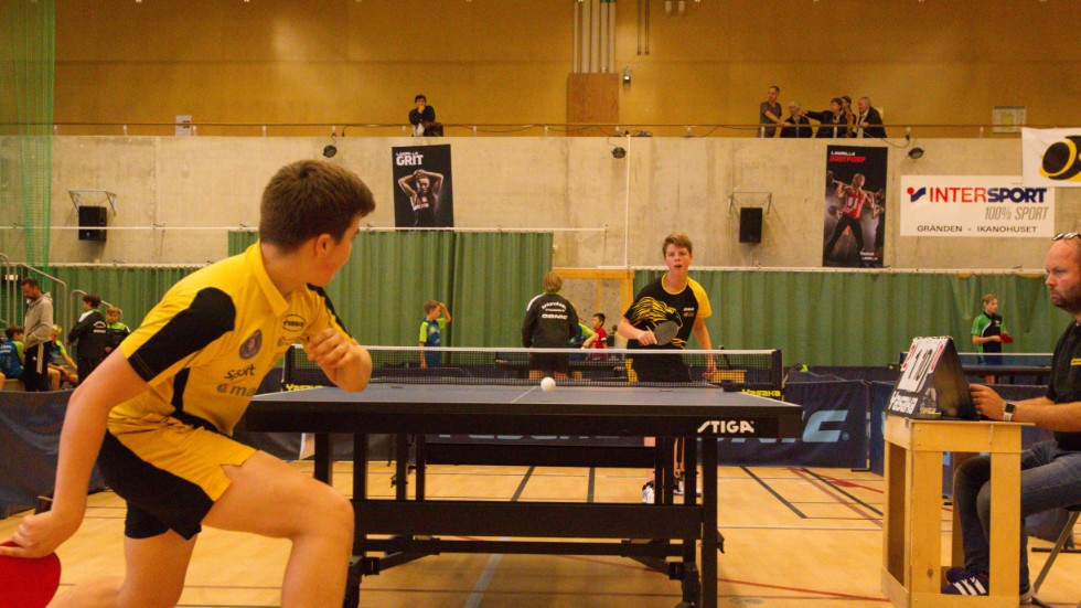 Klubbkompisarna Max Rapp (gul tröja) och Alex Floreby (svart tröja) gick en tuff match i semifinalen i P15-klassen.