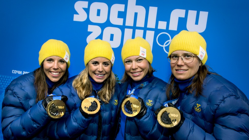 Charlotte Kalla, Anna Haag, Emma Wikén och Ida Ingemarsdotter med OS-guldet från Sotji 2014.