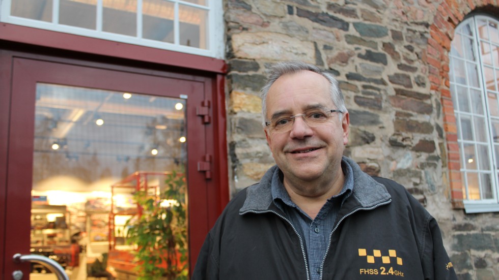 Entreprenören Peter de Carro satsar på Åtvidaberg och har stora förhoppningar. Han har just smygöppnat sin butik Powertoys i Eksågen och har planer på att utveckla hela fastigheten. 