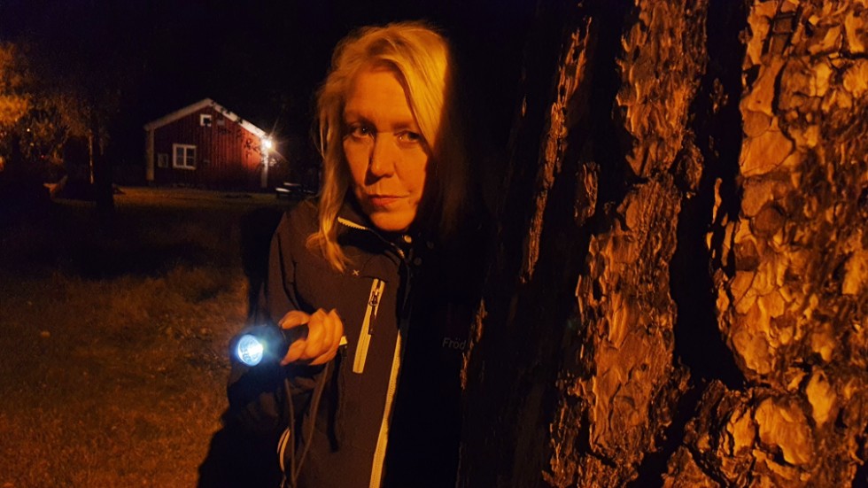 Lagom mörkt och läskigt i Gästgivarehagen när Carita Thörn rekar inför årets Spöksmyg.