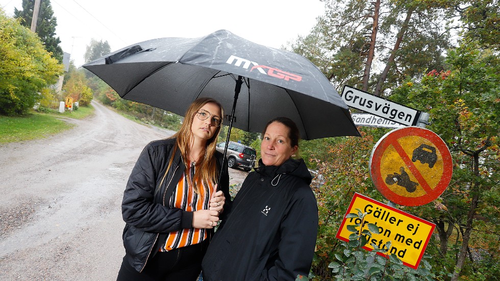 Drygt 250 000 kronor kommer det, med kommunens förslag, kosta Sanna Ekström och Åsa Ekdahl för att de ska få nya vägar i området Sandhem där de bor.