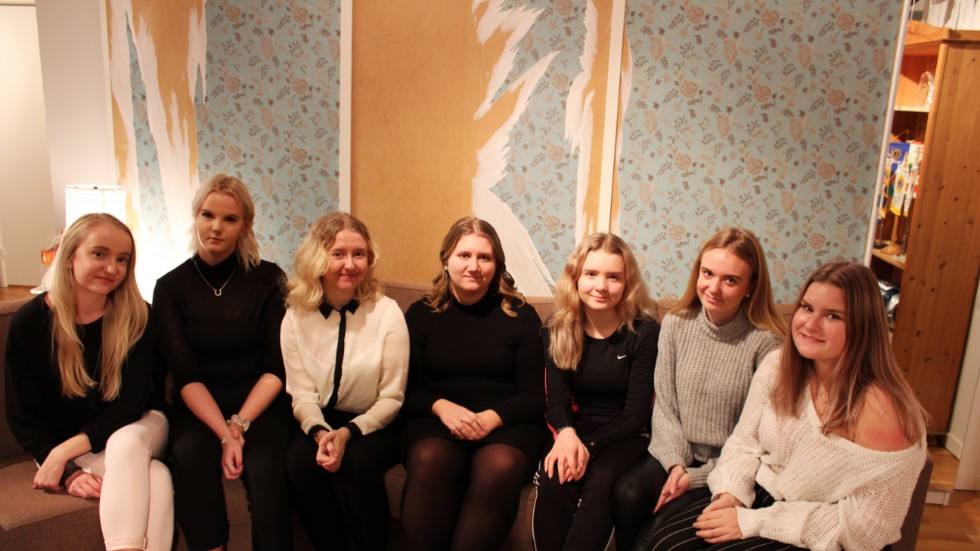 Sju tjejer medverkar i årets upplaga av Västerviks Lucia. Från vänster: Jasmine Elb, Ellen Nyberg, Wilma Axelsson, Ebba Lindkvist, Agnes Alrikson, Alice Vernersson och Tuva Steensrum.  
