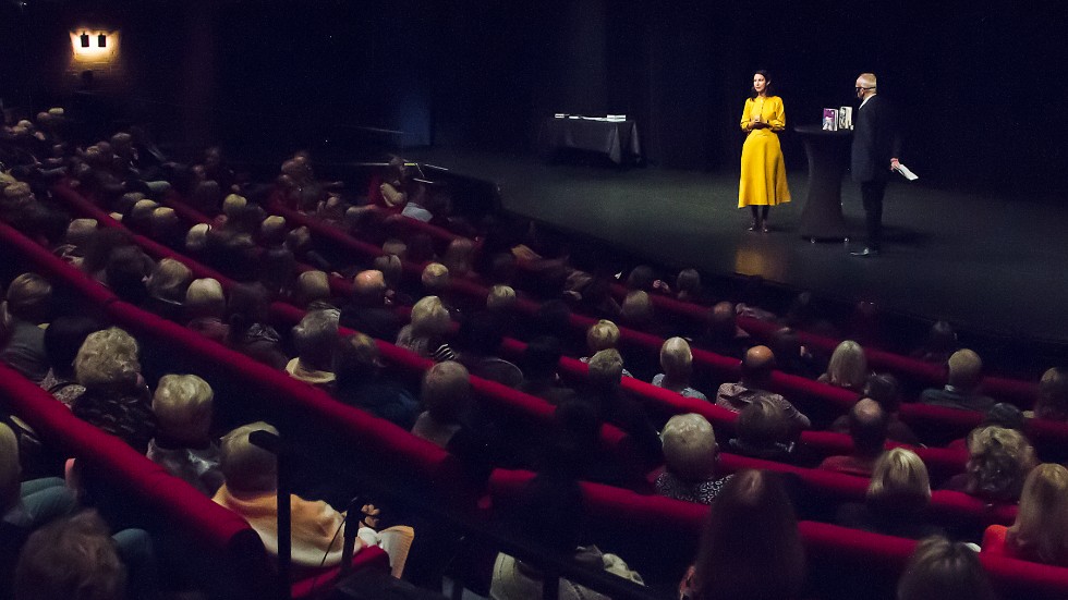 Teatersalongen i Folkets hus var välfylld. Här lyssnar publiken till Fatima Bremmer.