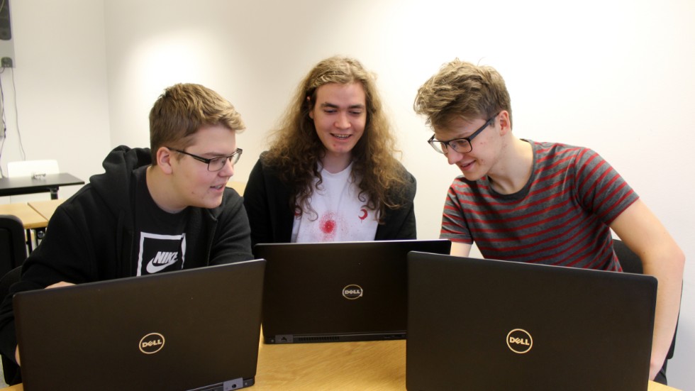 CNG-eleverna Eyvin Lewald, Filip Wåhlin och Albin Hansson kvalar till gymnasie-SM i programmering.