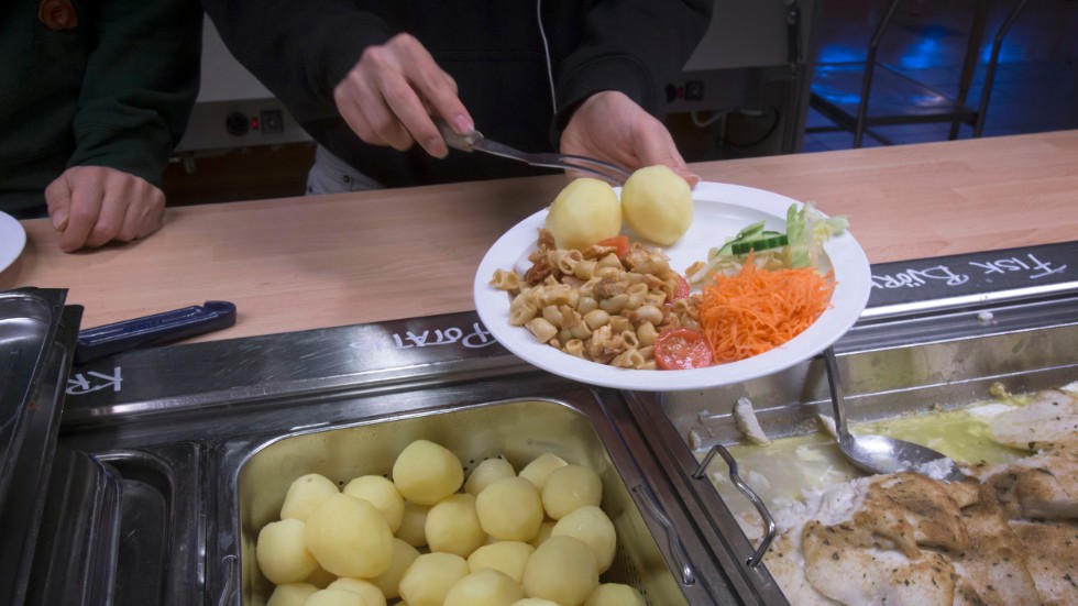 Kostnader för måltider i grundskolan för Piteå kommun är 7677 kronor per år och elev (2018).