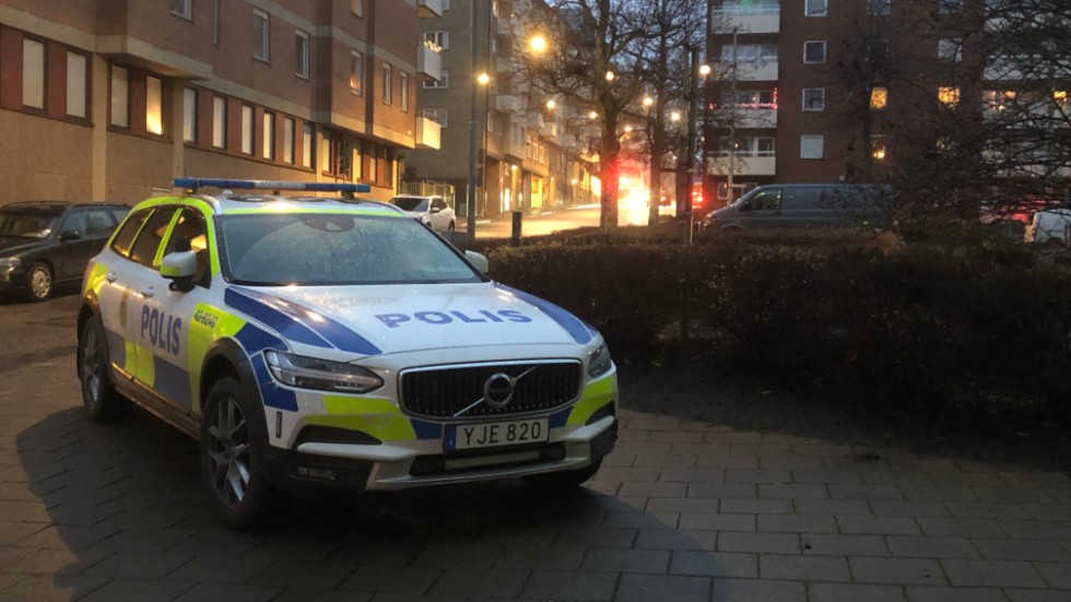 En man avled efter ett bråk i en bostad i centrala Norrköping på tisdagskvällen. Händelsen utreds nu som mord och två personer är anhållna.