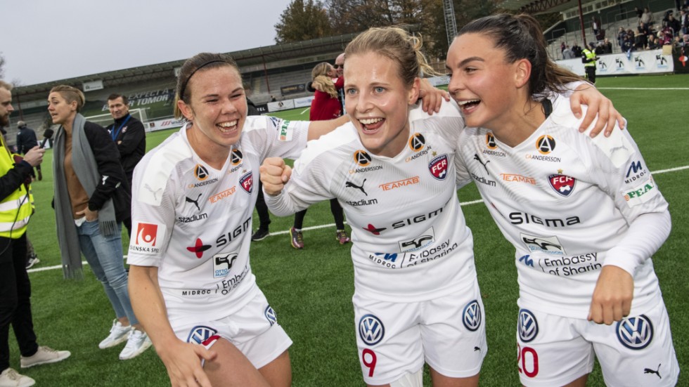 Guldjubel för Jessica Samuelsson efter 1-1 mot Vittsjö, tillsammans med Anna Anvegård och Johanna Rytting Kaneryd.
