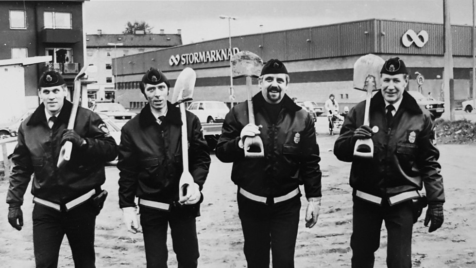 19 november 1982 och Mjölbypoliserna Göran Nilseryd, Karl-Erik Möller, Roger Nordqvist och Roland Engstrand på väg mot det första spadtaget på den nya polisstationen.