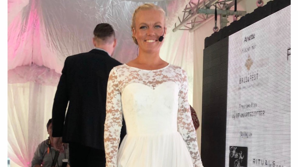 Anette Hammerin, hotellchef på Novi Resort i Visby, visar upp en brudklänning unger Fest- och bröllopsmässan 2018.