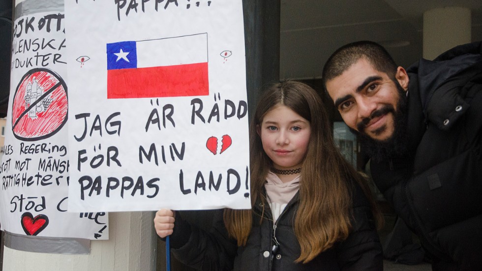 "Jag är inte rädd för min pappa!! Jag är rädd för min pappas land!, så lyder budskapet på Angelina Zamoranos plakat, här med pappa Rafael Zamorano.