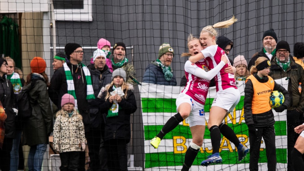 Uppsalas Beata Olsson och Sara Olai jublar efter 3-1-målet mot Hammarby på Kanalplan. Nu följer Motalatjejen Olai Uppsalalaget till allsvenskan.