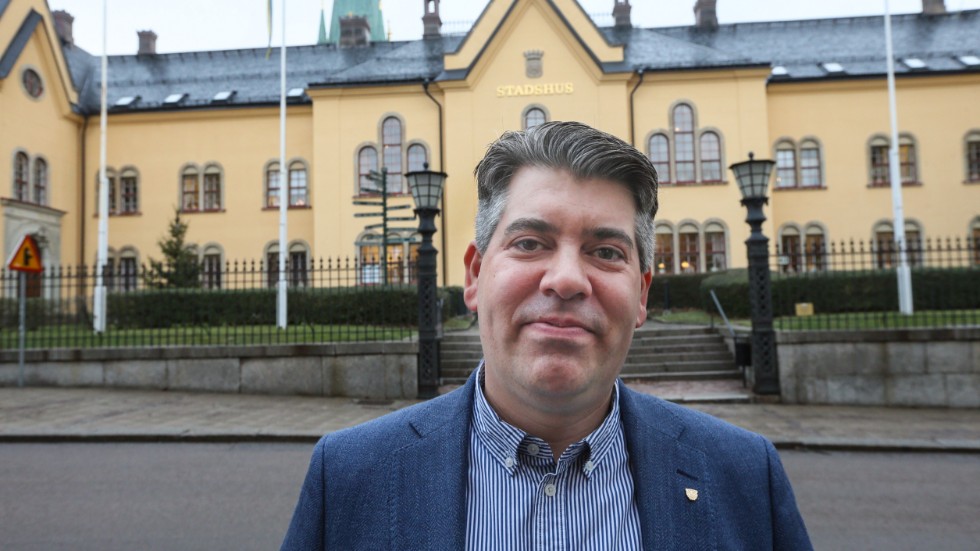 Niklas Borg (M) har en annan uppfattning än Moderaterna på riksplanet. Borg anser att en höghastighetsjärnväg är en viktig prioritering för Linköping och regionen.