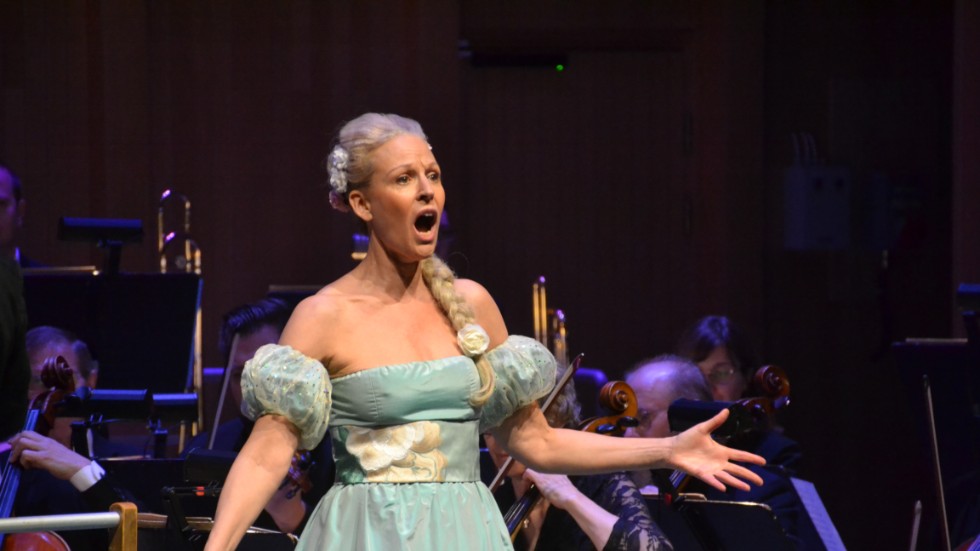 Gabriella Lambert-Olsson körde ut hela registret med sin operaröst i Konserthallen i lördags då hon spelade rollen som sångerskan Signe Hebbe.