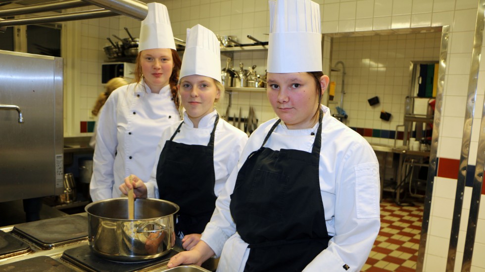 Emilia Sandström och Amanda Hägglund från Piteå och Elina Gustavsson från Älvsbyn vill jobba inom restaurangsbranschen.